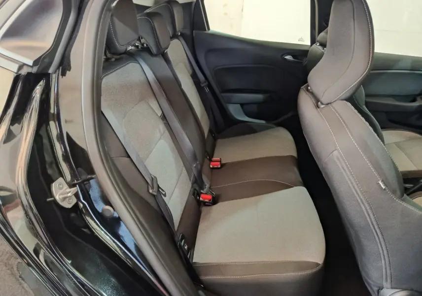 Vue intérieure côté gauche sur la banquette arrière grise et noire d'une Renault Clio 2025 Evolution Blue dCi 100.