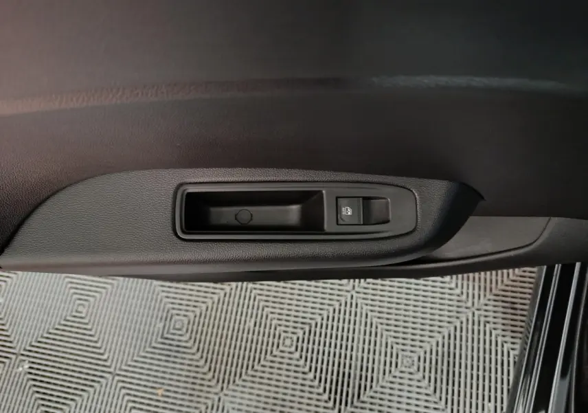 Poignée de porte intérieure noire avec commande de verrouillage sur la portière côté conducteur d'une Renault Clio 2025.