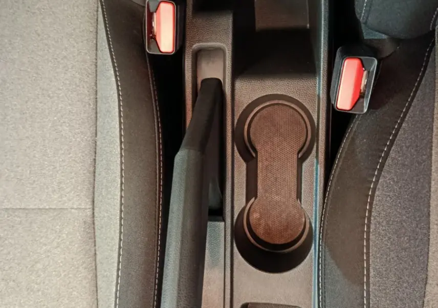 Vue rapprochée de la console centrale noire entre les sièges gris foncé de la Renault Clio Evolution Blue dCi 100 -25.