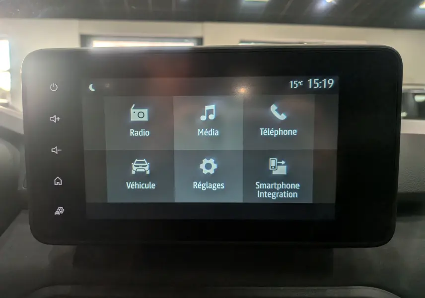 Écran tactile central du tableau de bord de la Dacia Sandero Stepway 2025 affichant les menus radio, média, téléphone, véhicule, réglages et intégration smartphone.