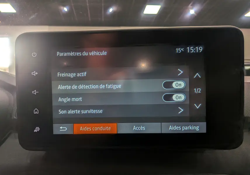 Écran tactile du tableau de bord de la Dacia Sandero Stepway 2025 affichant les aides à la conduite activées.