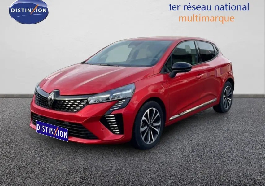 Renault Clio 2025 rouge désir métal, vue 3/4 avant droit, avec calandre noire et feux LED distinctifs.