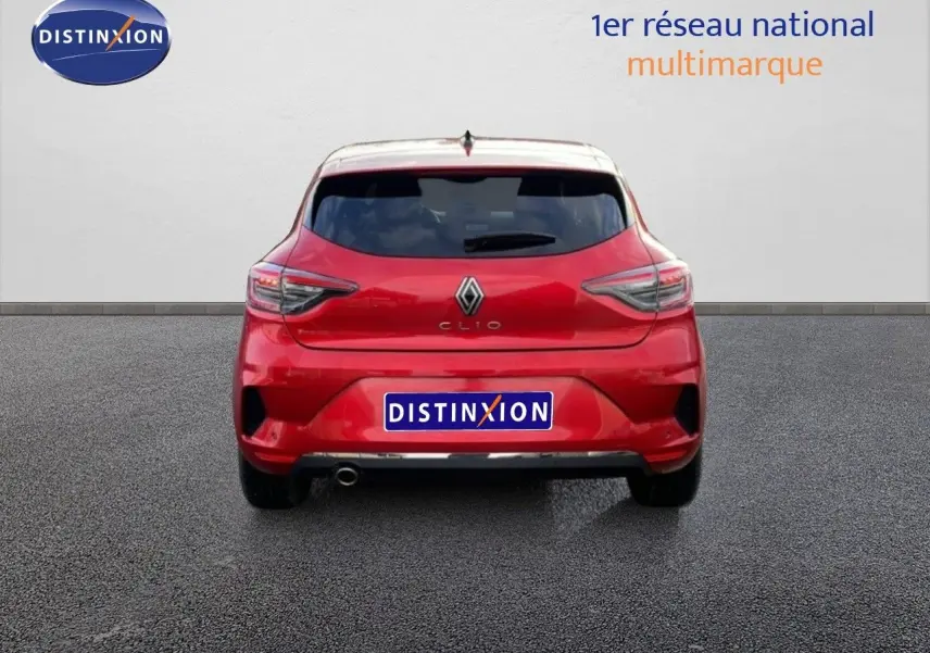 Vue arrière d'une Renault Clio 2025 rouge désir métal, avec feux LED et lunette arrière teintée.