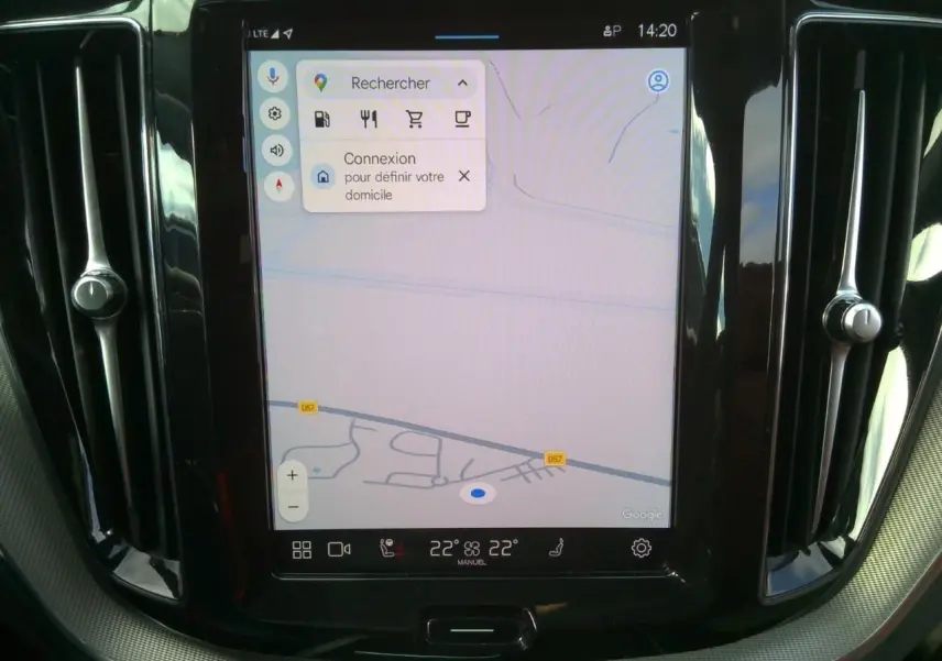 Écran tactile central du tableau de bord du Volvo XC60 2023 avec navigation et commandes climatisation visibles.