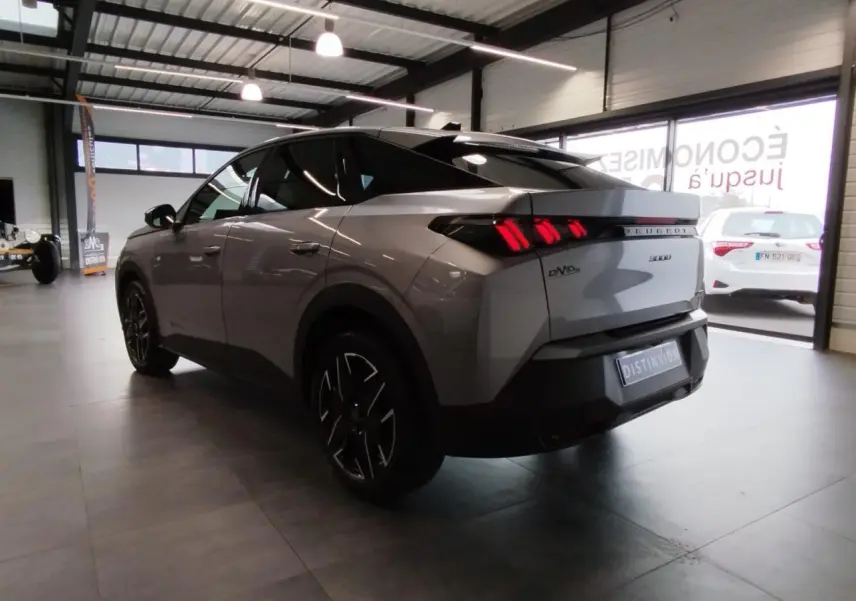 Vue 3/4 arrière gauche du Peugeot 3008 gris Artense avec feux arrière LED 3 griffes et jantes alliage 19 pouces.