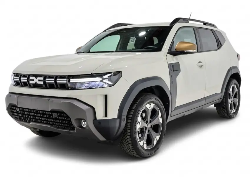 Vue 3/4 avant droite du Dacia Duster 2024 couleur Sandstone avec rétroviseurs dorés et jantes bi-ton.