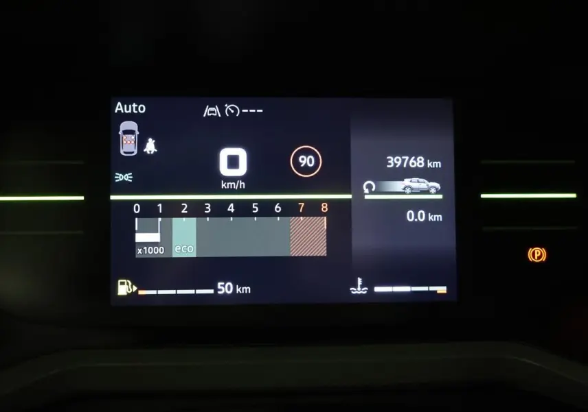 Tableau de bord numérique du Dacia Duster 2024 affichant vitesse, régime moteur, autonomie et kilométrage.