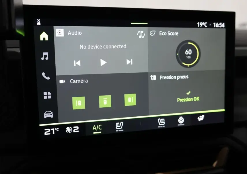 Écran tactile intérieur du Dacia Duster 2024 affichant les réglages climatisation, caméra et pression pneus.