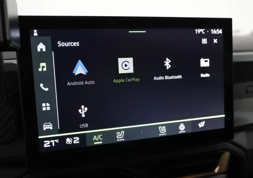 Écran tactile central du tableau de bord du Dacia Duster 2024 affichant les options multimédia et climatisation.