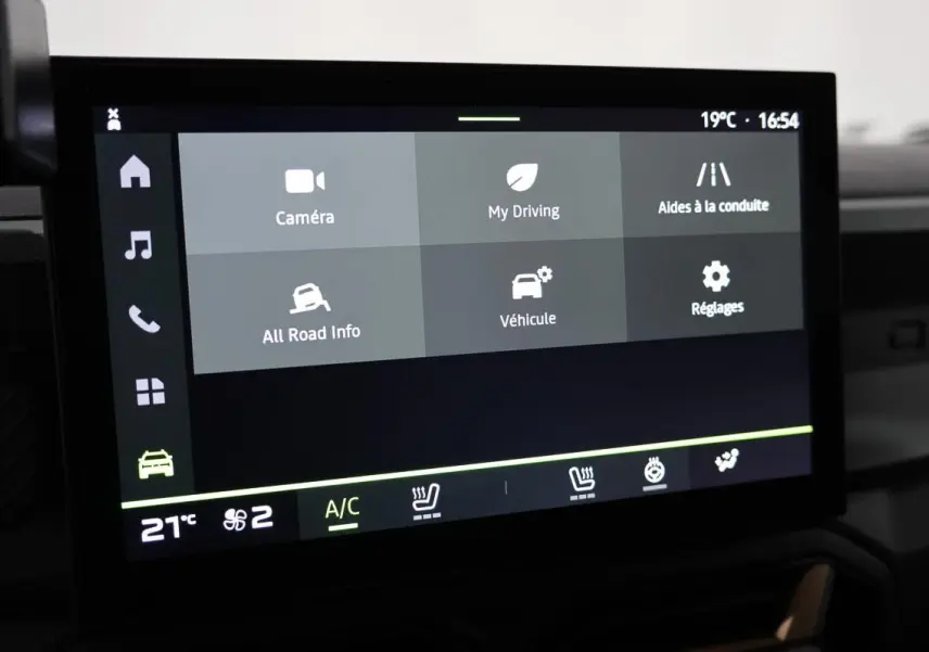 Écran tactile central du Dacia Duster 2024 affichant les options caméra, aides à la conduite et réglages.