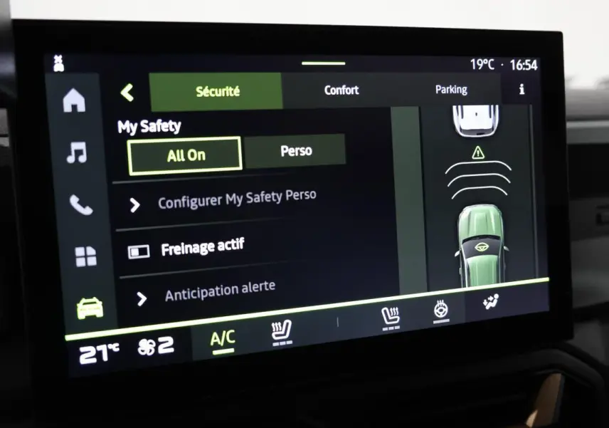 Écran tactile intérieur du Dacia Duster 2024 affichant les réglages de sécurité et climatisation.