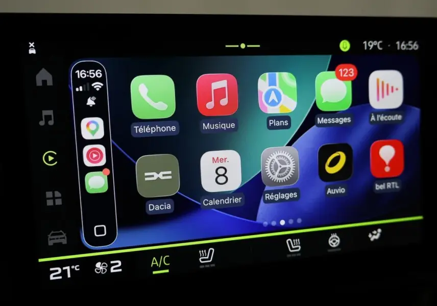 Écran tactile intérieur du Dacia Duster 2024 affichant les applications connectées et commandes climatisation.