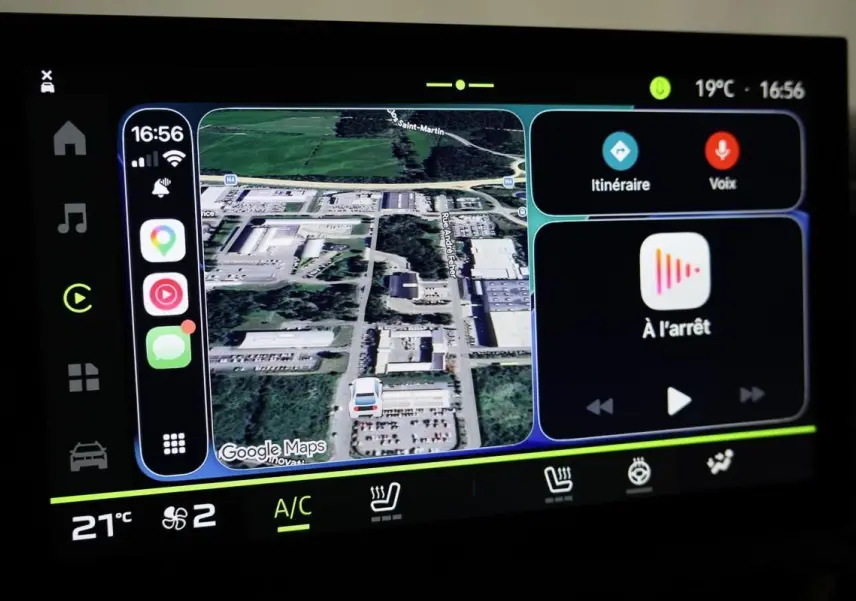 Écran tactile du tableau de bord du Dacia Duster 2024 montrant la navigation Google Maps en vue satellite.