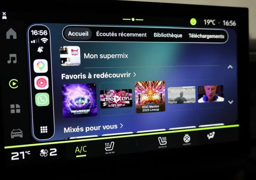 Écran tactile central du Dacia Duster 2024 affichant l’interface multimédia avec options climatisation et sièges chauffants.