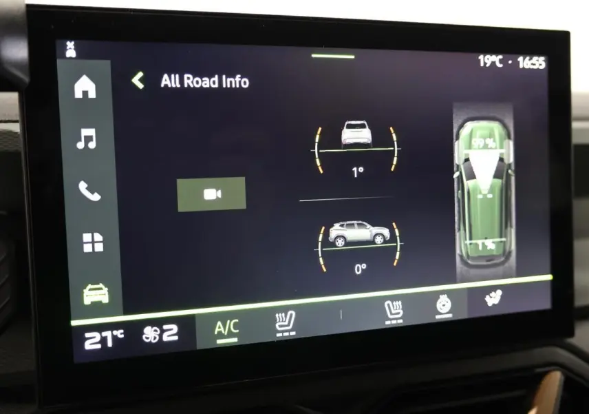 Écran tactile intérieur du Dacia Duster 2024 affichant les informations de conduite et la climatisation.