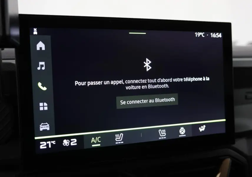 Écran tactile central du Dacia Duster 2024 affichant la connexion Bluetooth, vue rapprochée intérieure.
