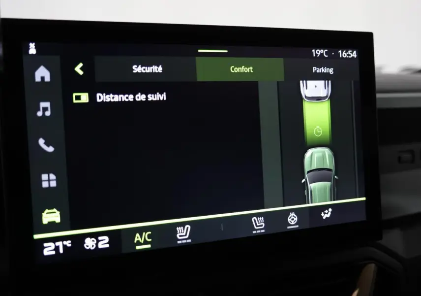 Écran tactile intérieur du Dacia Duster 2024 affichant les réglages de sécurité et confort, vue rapprochée.