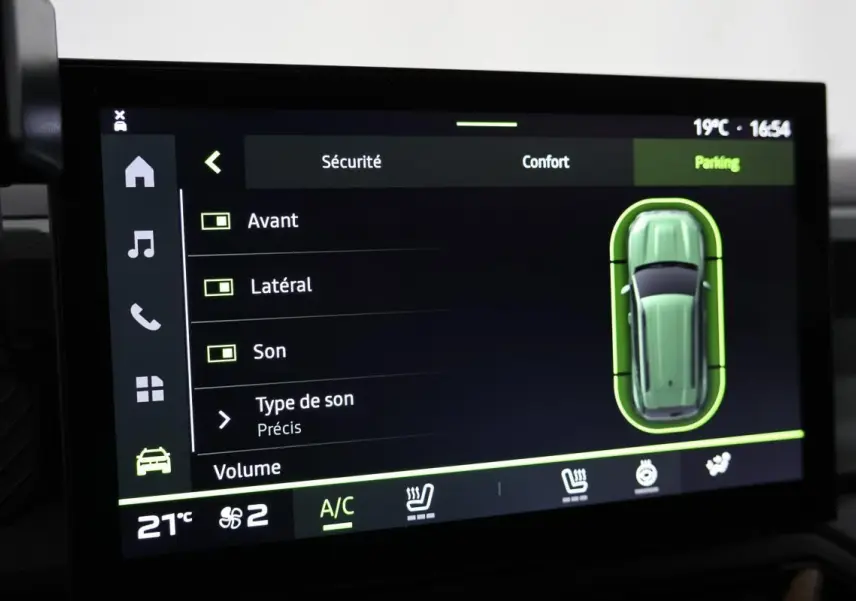Écran tactile intérieur du Dacia Duster 2024 affichant les réglages de sécurité et de parking.