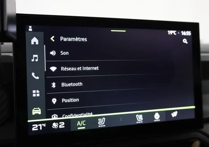 Écran tactile intérieur du Dacia Duster 2024 affichant les paramètres de connectivité et climatisation.