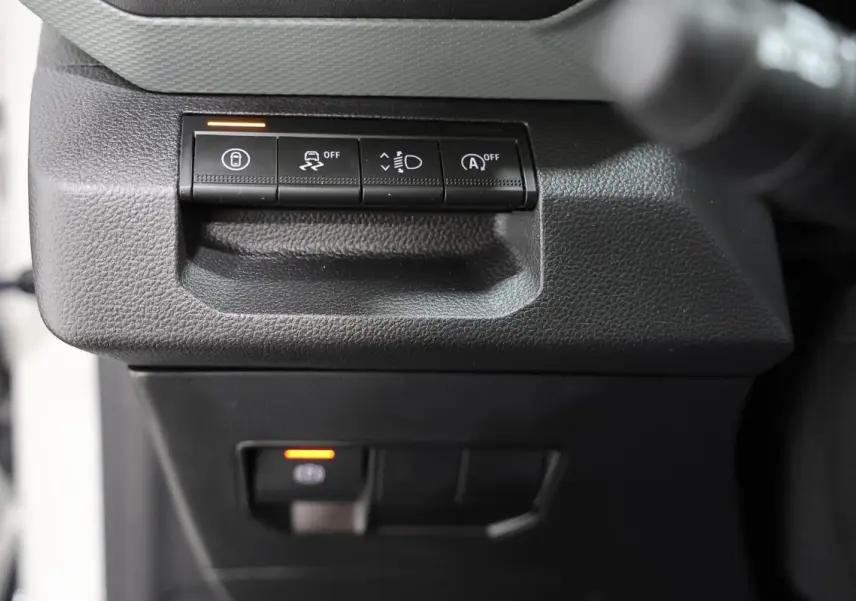 Gros plan sur les commandes de sécurité et d'assistance du tableau de bord du Dacia Duster 2024, finition Extreme.