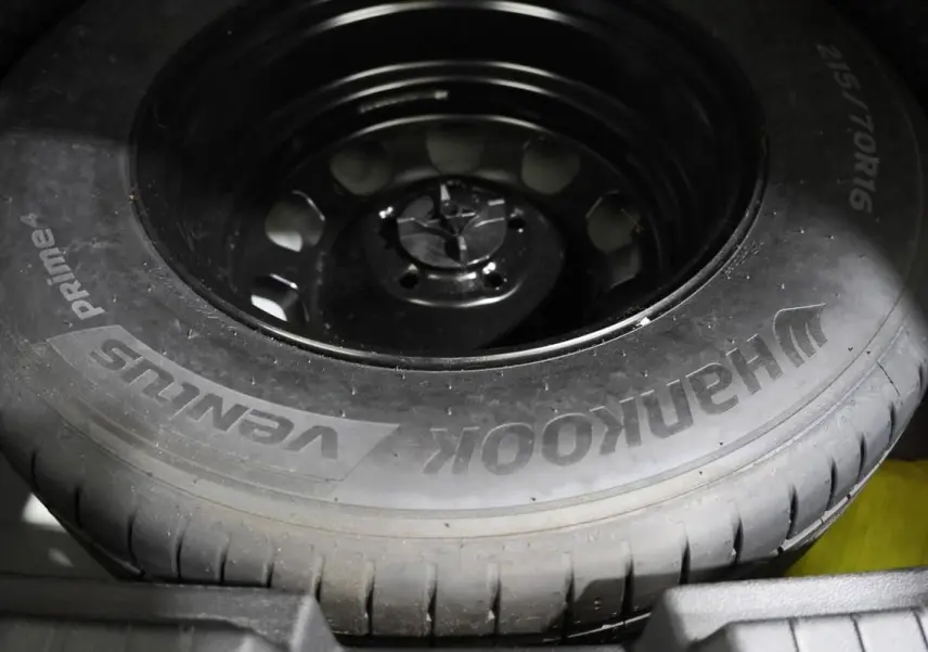 Gros plan sur une roue de secours avec pneu Hankook Ventus Prime, montée sur jante acier noire.