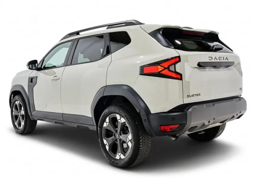 Vue 3/4 arrière droite du Dacia Duster 2024 Sandstone avec feux arrière LED et jantes bi-ton.