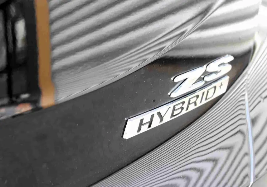 Gros plan sur la roue avant gauche noire brillante du MG ZS 1.5L Hybrid+ Pebble Black Metal.
