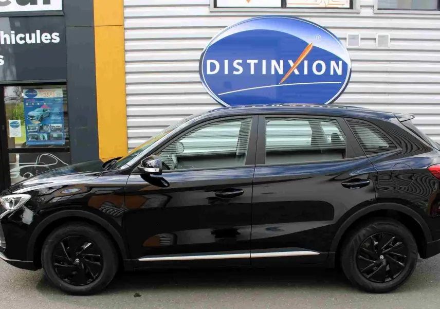 Détail de la porte côté gauche du MG ZS 2026 en tissu gris avec commandes de vitres et serrure intégrée.