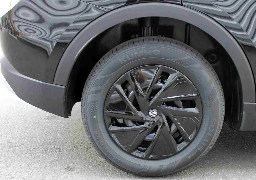 Vue intérieure centrée sur la console centrale et l'écran tactile du MG ZS 1.5L Hybrid+ 2026 en Pebble Black Metal.