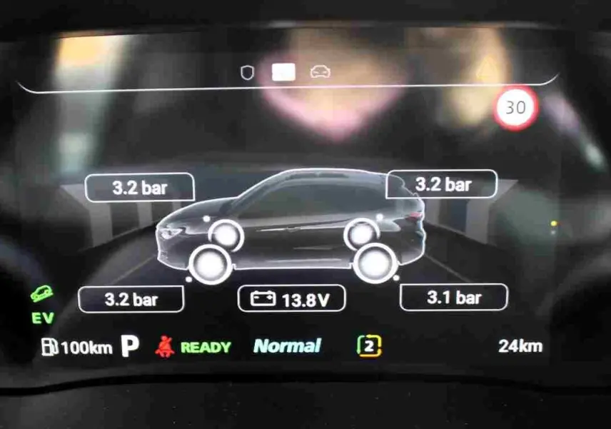 Vue rapprochée du volant noir perforé du MG ZS 2026 avec tableau de bord numérique affichant un véhicule en conduite assistée.