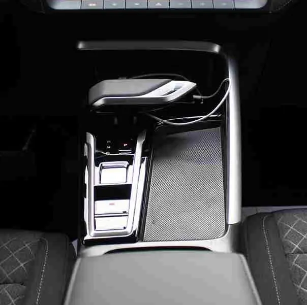 Écran tactile central du tableau de bord du MG ZS 2026, affichant l'interface Apple CarPlay colorée.
