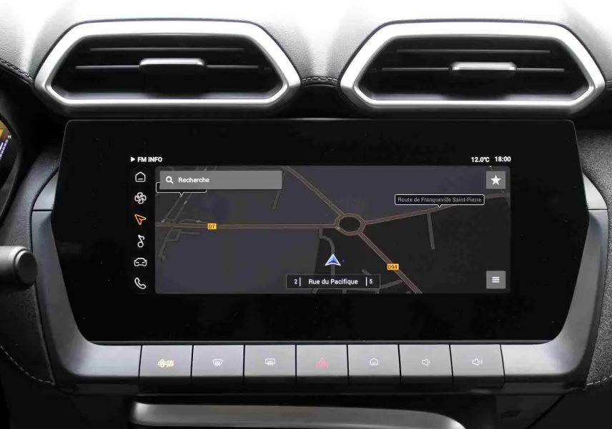 Écran tactile central du MG ZS 1.5L Hybrid+ 2026, affichant la navigation, entouré de commandes climatisation et aérateurs hexagonaux.