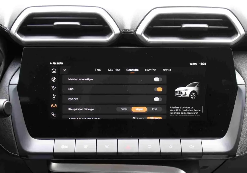 Vue rapprochée de l’écran tactile central du MG ZS 2026 affichant la radio FM avec commandes tactiles et aérateurs hexagonaux.