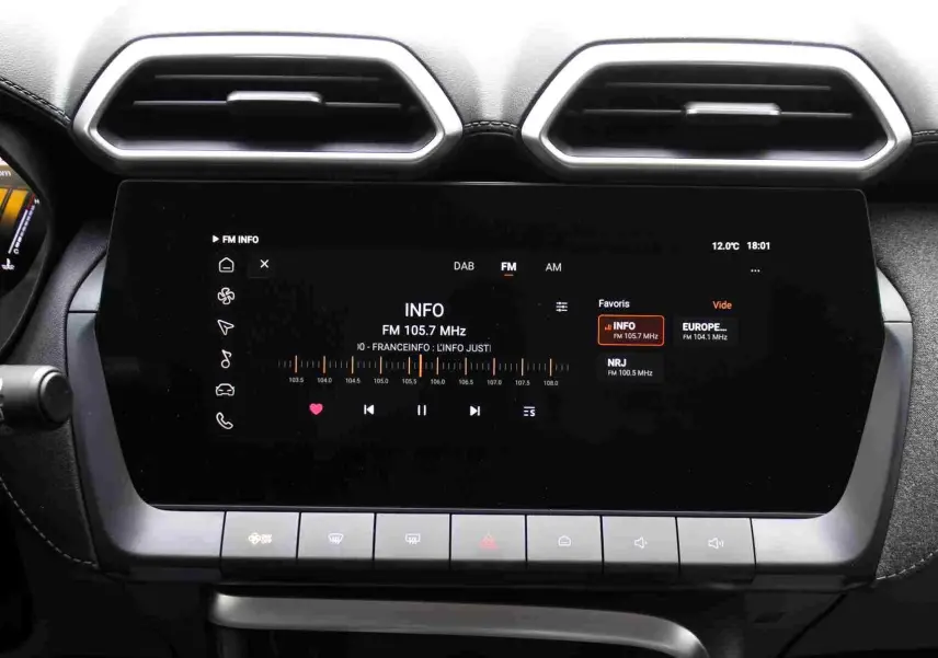 Écran tactile central du tableau de bord du MG ZS 1.5L Hybrid+ 2026, affichant les réglages de conduite.