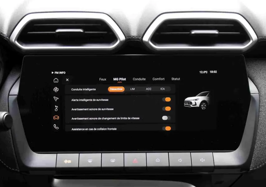 Écran tactile central du MG ZS 1.5L Hybrid+ 2026 en Pebble Black, affichant les réglages des feux et fonctions connectées.