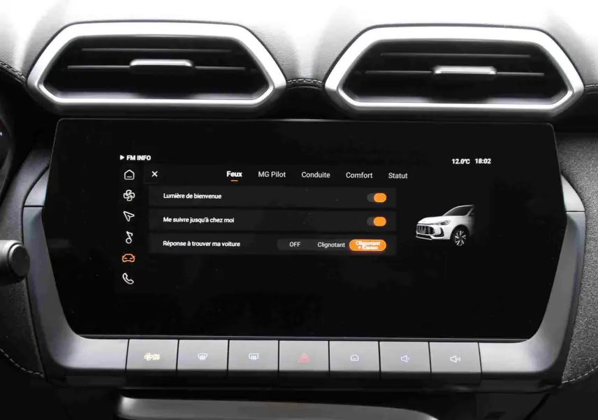 Écran tactile central du MG ZS 2026 affichant les réglages du système d'assistance MG Pilot, entouré de la console noire.