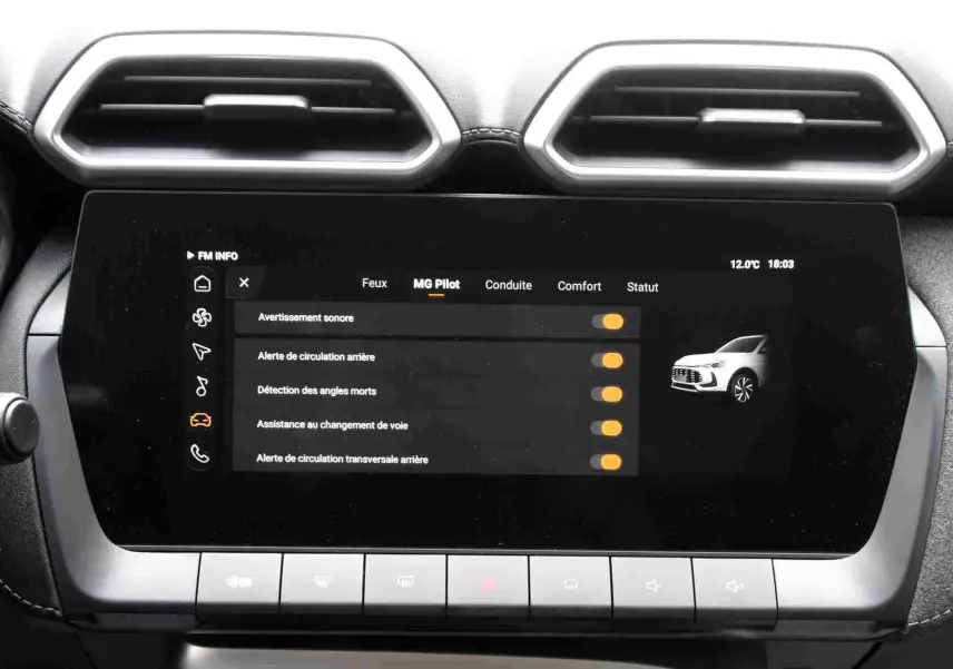 Écran tactile central du MG ZS 2026 affichant les réglages d'alerte MG Pilot, avec une petite image du SUV blanc à droite.