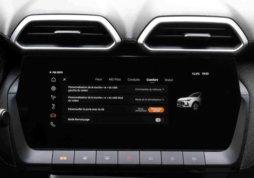 Écran tactile central du tableau de bord du MG ZS 1.5L Hybrid+ 2026 avec interface noire et commandes tactiles en bas.