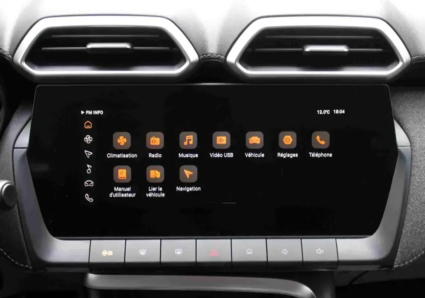 Vue rapprochée de l’écran tactile central du MG ZS 1.5L Hybrid+ 2026 avec commandes climatisation et ventilation visibles.