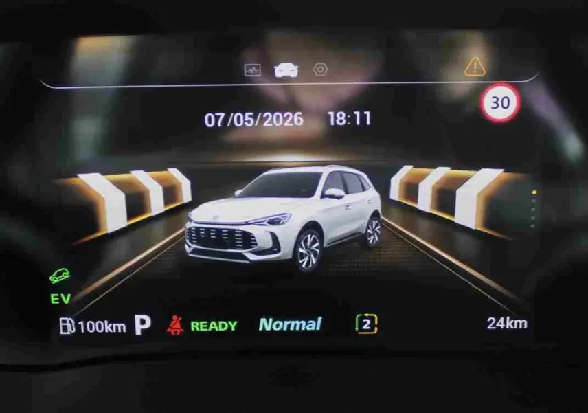 Tableau de bord numérique du MG ZS hybride 2026 affichant la pression des pneus et l'autonomie restante.