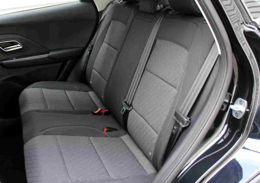 Gros plan sur l’inscription ZS Hybrid+ en chrome sur la carrosserie noire Pebble Black Metal du MG ZS 2026.