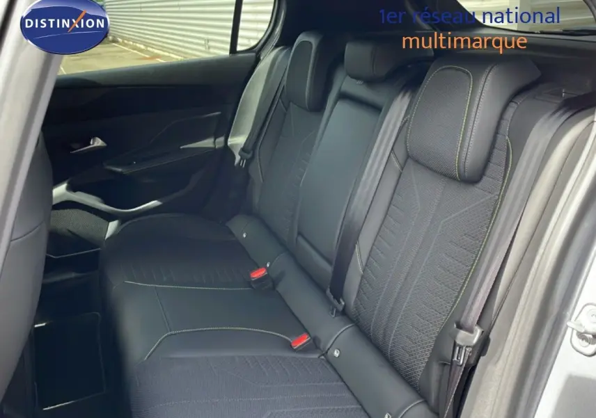 Vue intérieure de la banquette arrière côté droit de la Peugeot 308 gris Artense, avec sièges en tissu et cuir noir.