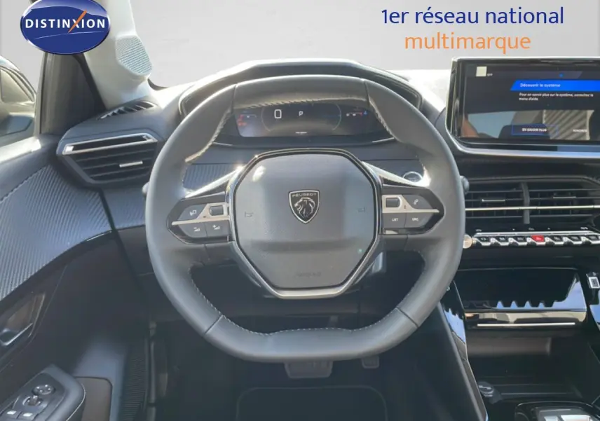 Vue intérieure centrée sur le volant compact de la Peugeot 208 Hybrid 110ch, avec tableau de bord numérique et écran tactile.