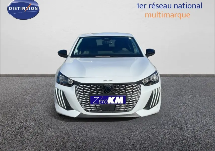 Vue frontale d'une Peugeot 208 Hybrid blanche avec calandre distinctive et feux LED verticaux allumés.
