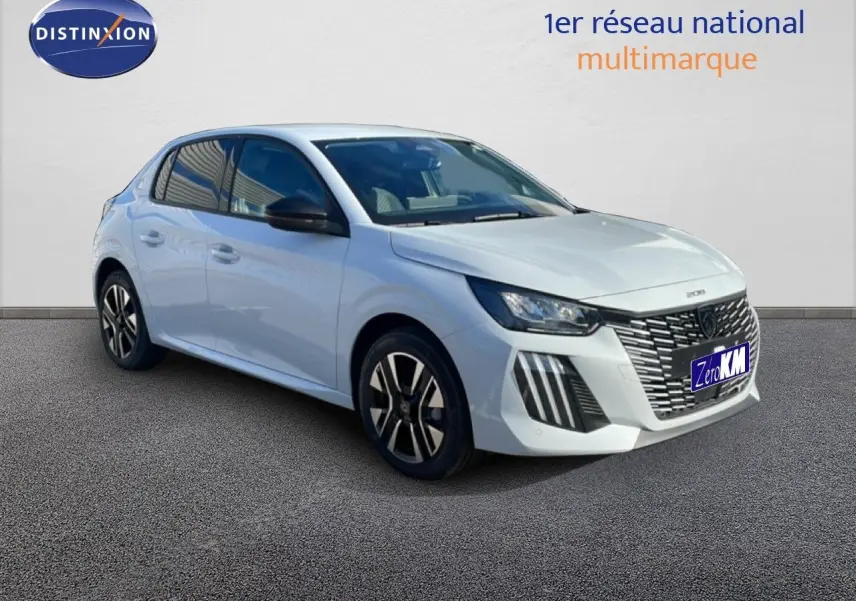 Peugeot 208 hybride blanche vue en 3/4 avant droit, avec calandre distinctive et jantes noires et argentées.