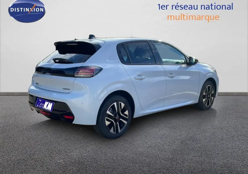 Peugeot 208 Hybrid blanc Okenite vue 3/4 arrière droit, avec jantes alliage et toit noir contrasté.