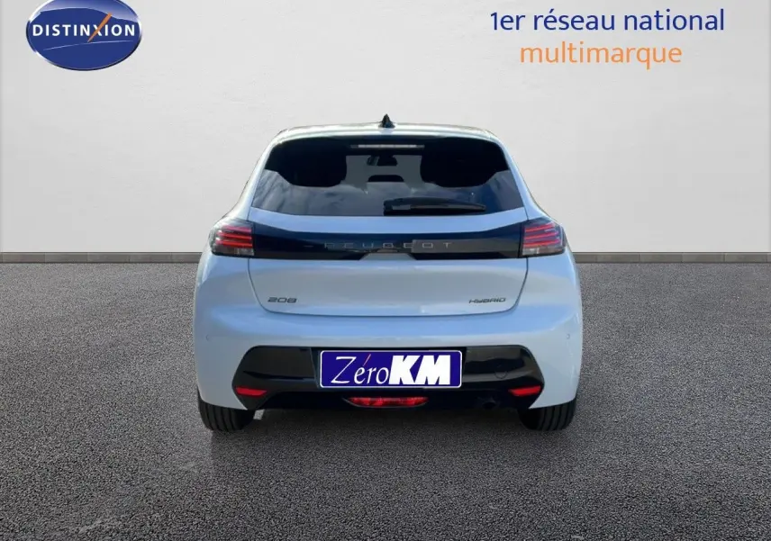Vue arrière d'une Peugeot 208 hybride blanche Okenite Metal avec feux arrière LED et logo distinctif Peugeot.