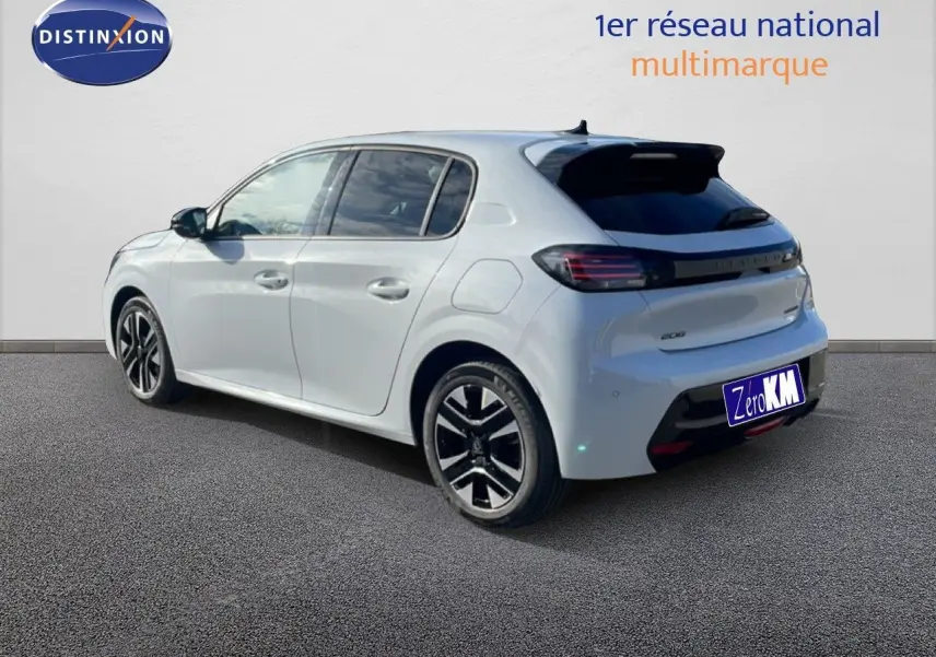 Peugeot 208 Hybrid blanc Okenite métal vue 3/4 arrière droit, jantes noires et toit noir contrasté.