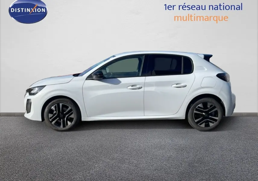 Profil droit d'une Peugeot 208 hybride blanche Okenite Metal avec jantes noires et vitres teintées.