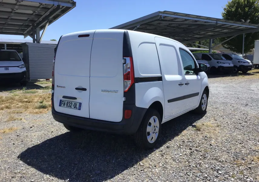 Renault Kangoo blanc vue 3/4 arrière droit, fourgonnette utilitaire avec portes arrière battantes et protections noires.